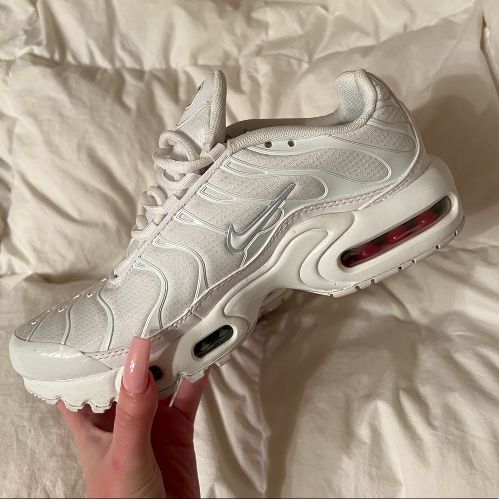 WHITE NIKE AIR MAX PLUS